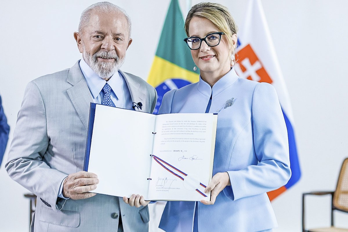 LulaOficial's tweet photo. Hoje recebi as credenciais de novos embaixadores no Brasil. Encontrei-me com a embaixadora da Eslováquia, Katarína Tomková, a embaixadora de Timor-Leste, Maria Ângela Carrascalão, a embaixadora de Botsuana, Benetia Chingapane e o embaixador da Geórgia, Zurab Mchedlishvili. Nosso país voltou a priorizar a relação com o mundo. 🇧🇷��🇰🇹🇱🇧🇼🇬🇪

📸@ricardostuckert