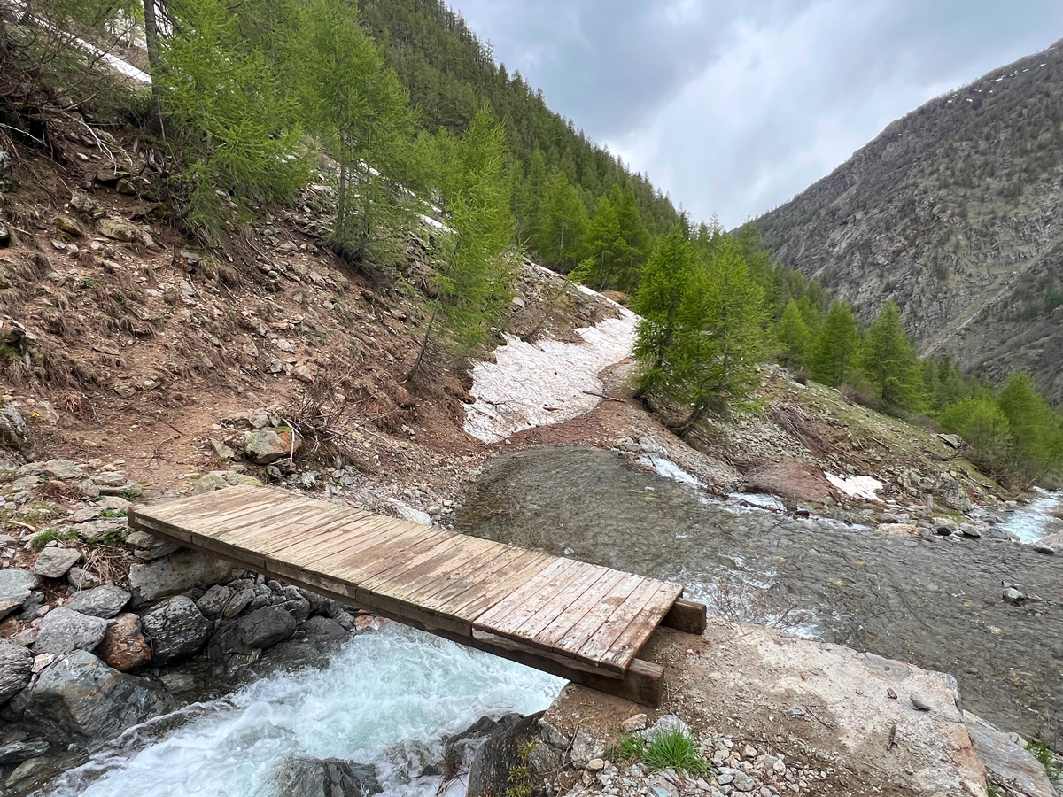 mercantour's tweet photo. [#SENTIERS] Le Parc national du Mercantour a le plaisir de vous annoncer que les passerelles du sentier menant aux lacs et au refuge de Vens sont à nouveau en place. 🌄🏞️
+ d'infos : https://t.co/5FQ75aWNzu

© 📷 : J. Chaudet / PnM https://t.co/CUpScu1ukT