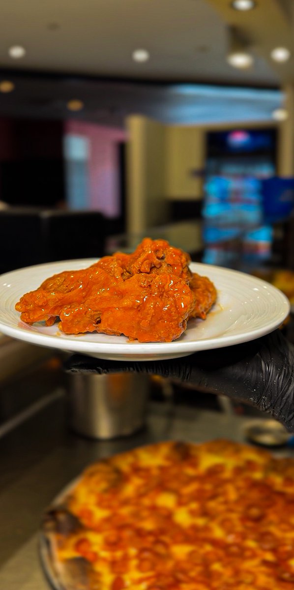 Fly into flavor with Wing Wednesday at Pop Up Pizza! We've got your midweek munchies covered with the most delicious wings in town. Don't miss out on the best midweek treat around! Learn more: ow.ly/K8J450RQcls #PlazaLV #Vegas #Onlyvegas #DTLV #Wingwednesday