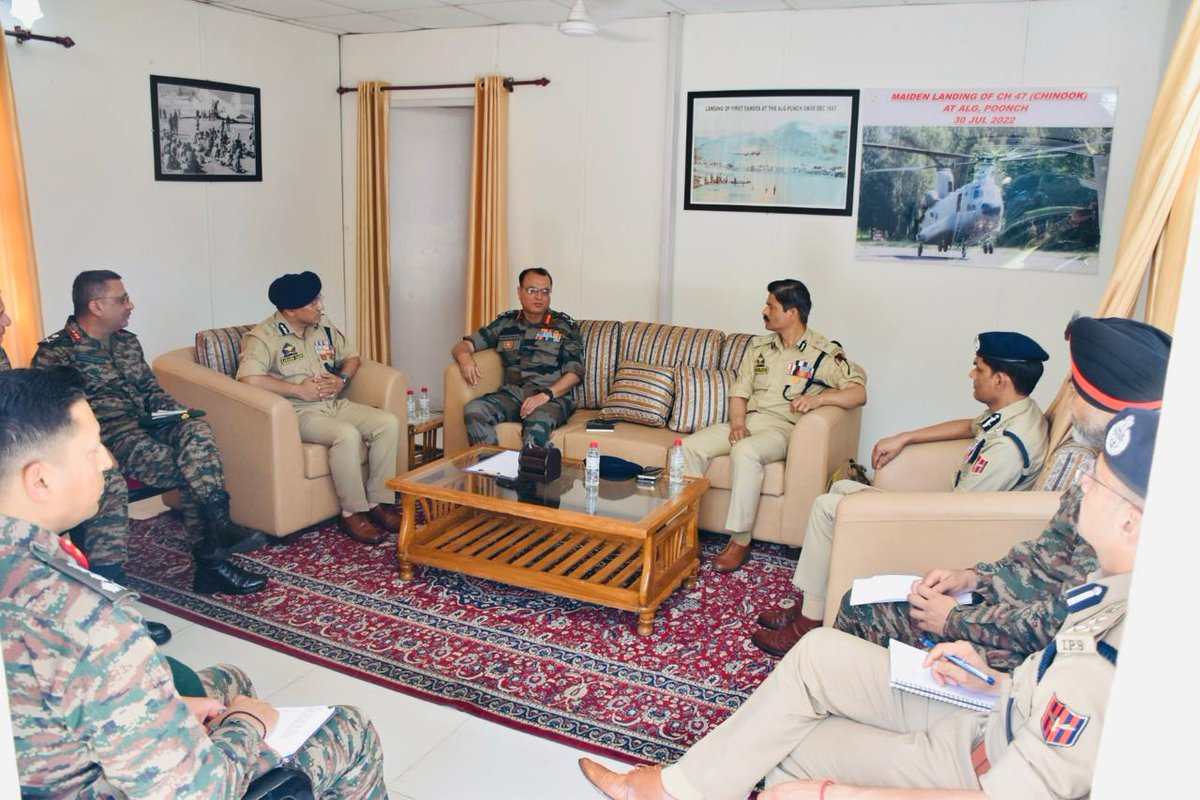 prodefencejammu's tweet photo. A #JointSecurityReview Meeting was co-chaired by #GOC @Whiteknight_IA & #DGP @JmuKmrPolice at Poonch today. It was also attended by #ADGP Jammu & #ADGP(Law & Order) along with Formation Commanders.Operations were synergised &preparations reviewed in view of the forthcoming events https://t.co/cEgvF305kE