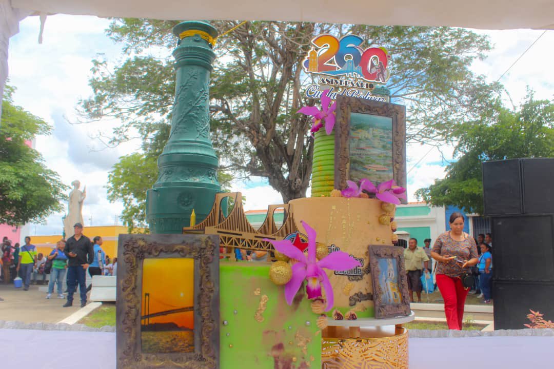 Ahora damos inicio a la sesión especial conjunta por los 𝟮𝟲𝟬 𝗮ñ𝗼𝘀 𝗖𝗶𝘂𝗱𝗮𝗱 𝗕𝗼𝗹í𝘃𝗮𝗿, en los espacios de la plaza Bolívar del Casco Histórico, honrando nuestro legado de la capital histórica #PuebloMaduroPaLasQueSea