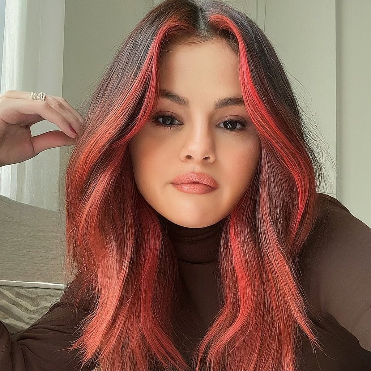 🚨 Selena Gomez debuts brand new gorgeous hair color on Instagram.