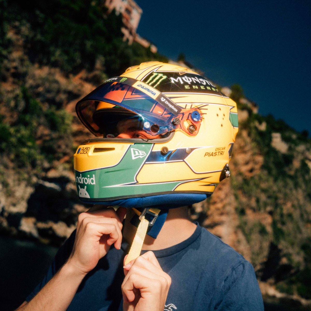 En McLaren todo recuerda a Ayrton Senna este fin de semana 💚💛 Lando Norris y Oscar Piastri llevarán cascos homenaje a la leyenda brasileña 📸 @LandoNorris @OscarPiastri