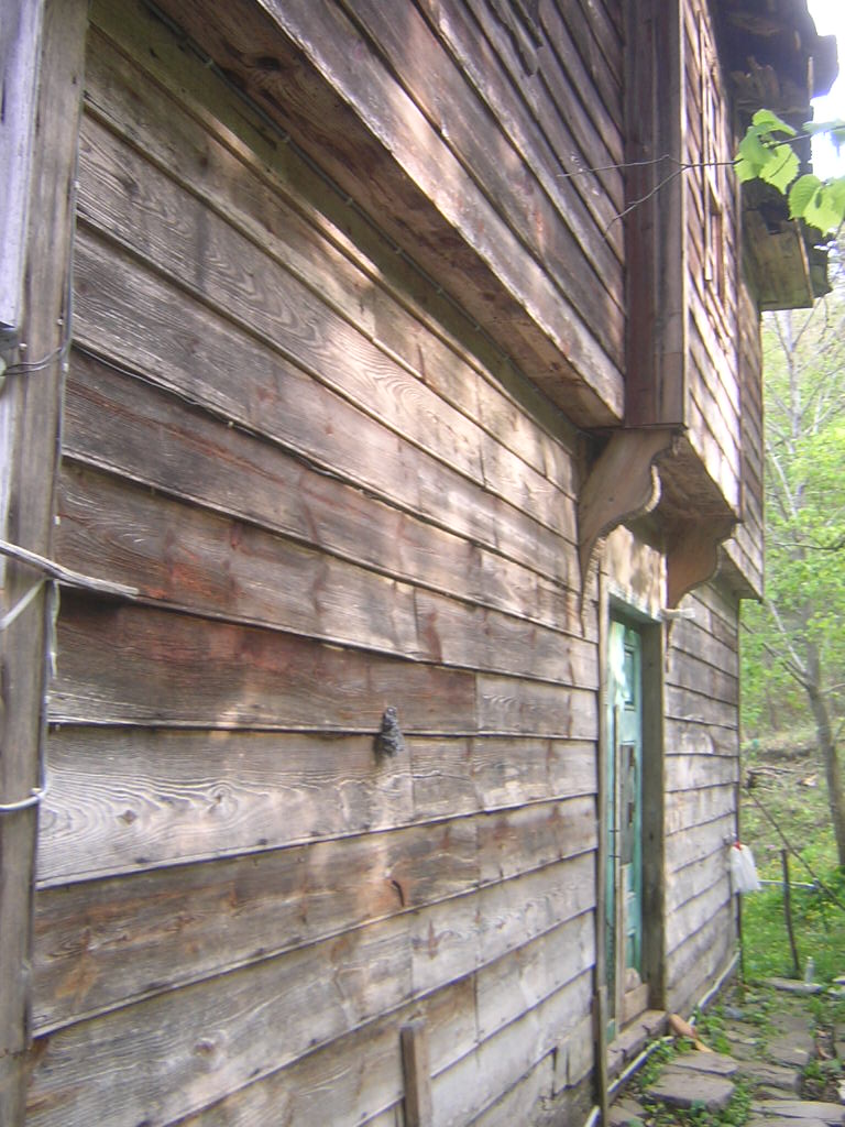 binler's tweet image. karadeniz'de #çantı ya da #çandı tekniği dışında evler daha çok ahşap konstrüksiyon, üzeri ahşap (bol olduğu için) kaplama yapılıyor. üzerini boyayan, sadece vernik ve cilalayanlar da olabiliyor. #çantı tekniğinde daha çok cami, müştemilat ve depo gibi yerler yapılıyor.
#bozkurt