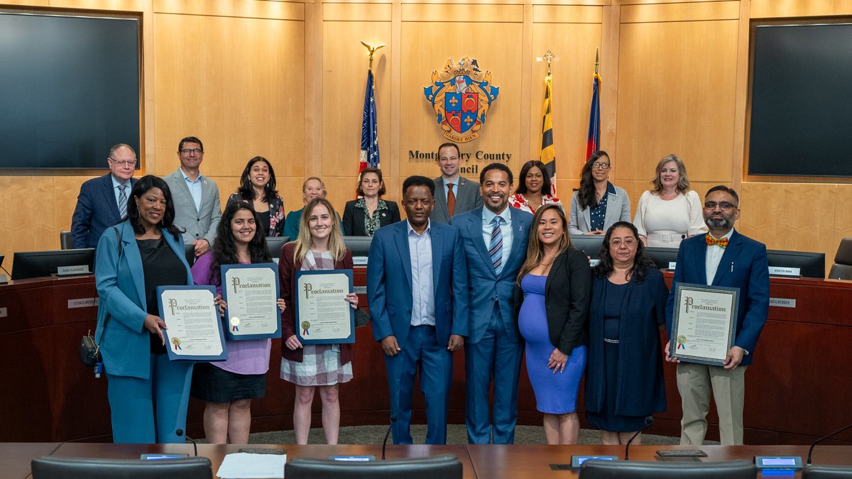 NIAMS Lupus Clinical Trials Unit chief Dr. Sarfaraz Hasni and members of his team joined @MoCoCouncilMD yesterday for their #LupusAwarenessMonth proclamation. Dr. Hasni made public remarks expressing gratitude to the #LupusWarriors for making clinical trials possible.