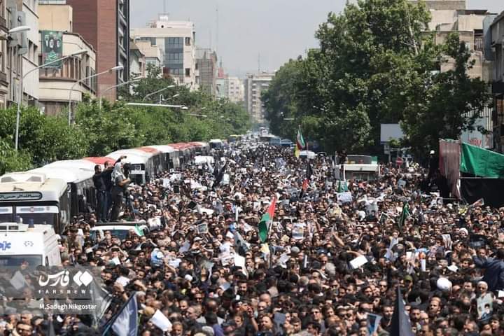 LRihann8509's tweet photo. Rassemblements massifs lors
des funerailles du President
iranien #Rassi et ses compagnons dans la capitale, #Teheran https://t.co/6Zg3oTwm2K