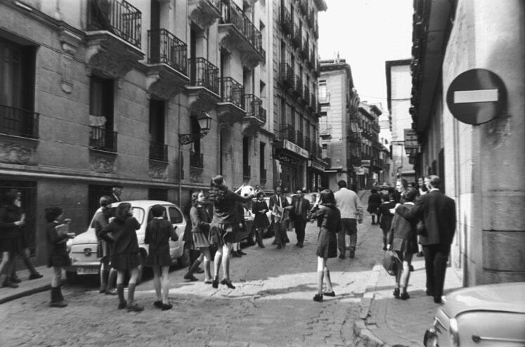 📷Chicas jugando al fútbol en la calle del olivar, en Madrid, 1971. Fondo Martín Santos Yubero, ARCM.