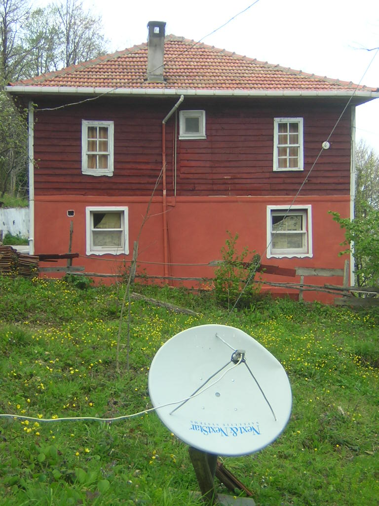 binler's tweet image. karadeniz'de #çantı ya da #çandı tekniği dışında evler daha çok ahşap konstrüksiyon, üzeri ahşap (bol olduğu için) kaplama yapılıyor. üzerini boyayan, sadece vernik ve cilalayanlar da olabiliyor. #çantı tekniğinde daha çok cami, müştemilat ve depo gibi yerler yapılıyor.
#bozkurt