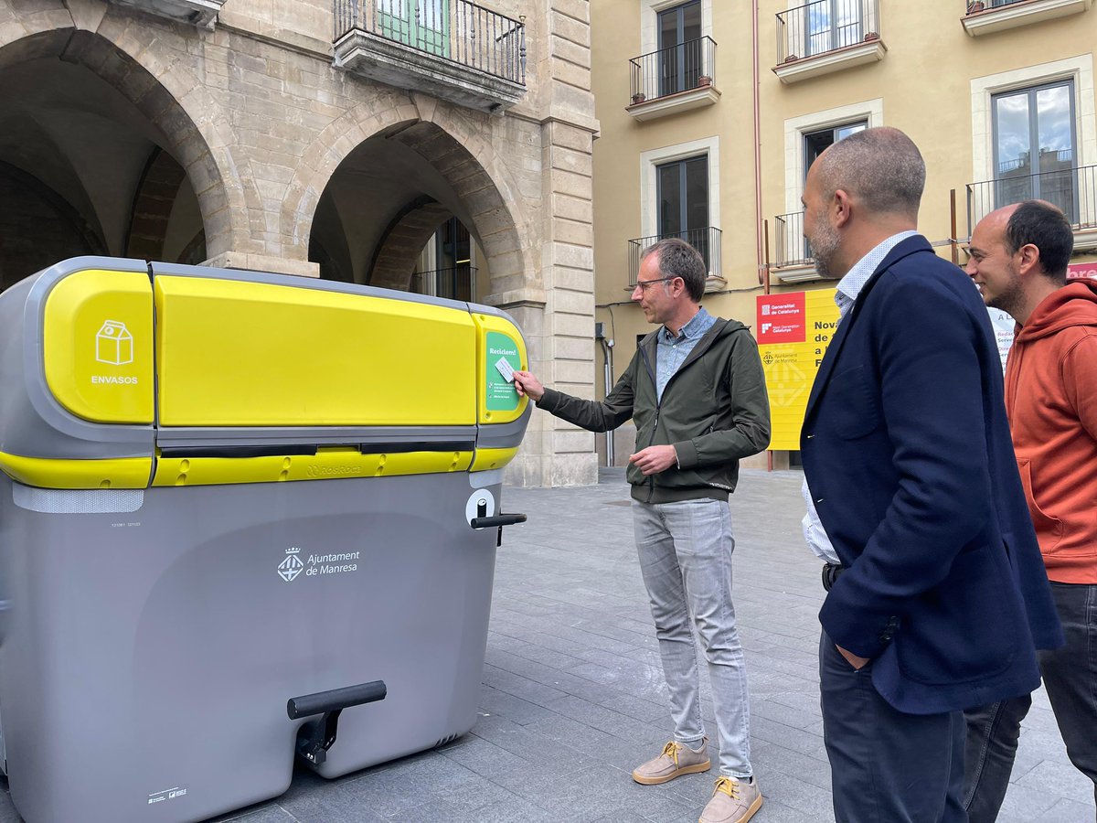 #Manresa és la primera ciutat gran de Catalunya que posa en marxa un nou model de recollida de residus amb contenidors intel·ligents. ♻️Volem reciclar més i millor. Volem una ciutat i un món més sostenibles. Un projecte de ciutat que requereix compromís de tothom! Som-hi!