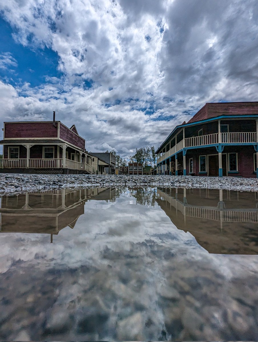 JamestownSet's tweet image. We had a lot of rain this past weekend and that made for some very wet tours. But it also made for some wonderful puddles for me! You&apos;ll often see me looking for puddles to take photos of!

#wcth #hearties #puddlereflection 

📸 Krista Petrie