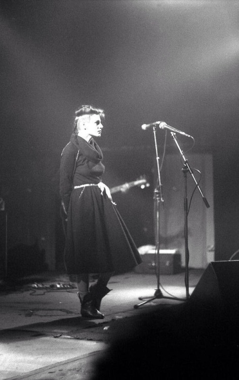 London, 1982. Liz Fraser of The Cocteau Twins rocks the Medieval Monk look📸Mick Mercer