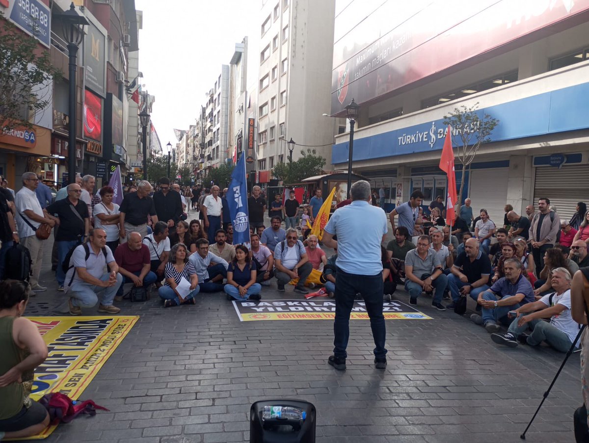 Eğitim-Sen 2 No’lu Şube’nin, Van  ve 1 Mayıs eylemleri sonrası zorbalıkla gerçekleştirilen gözaltı ve tutuklamaları da protesto ettiği 293. Hafta Oturma Eylemi’ndeydik.

Savaşa karşı onurlu bir barışı,
ölüme karşı yaşamı,
karanlığa karşı aydınlığı savunmaya devam edeceğiz!