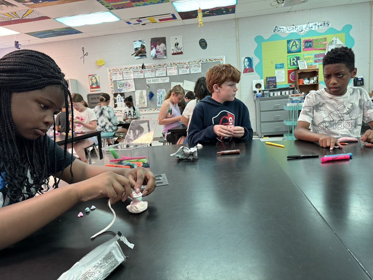 Today’s Is it Cake sculpting challenge is so exciting!! #wsdlearns #wsdarted