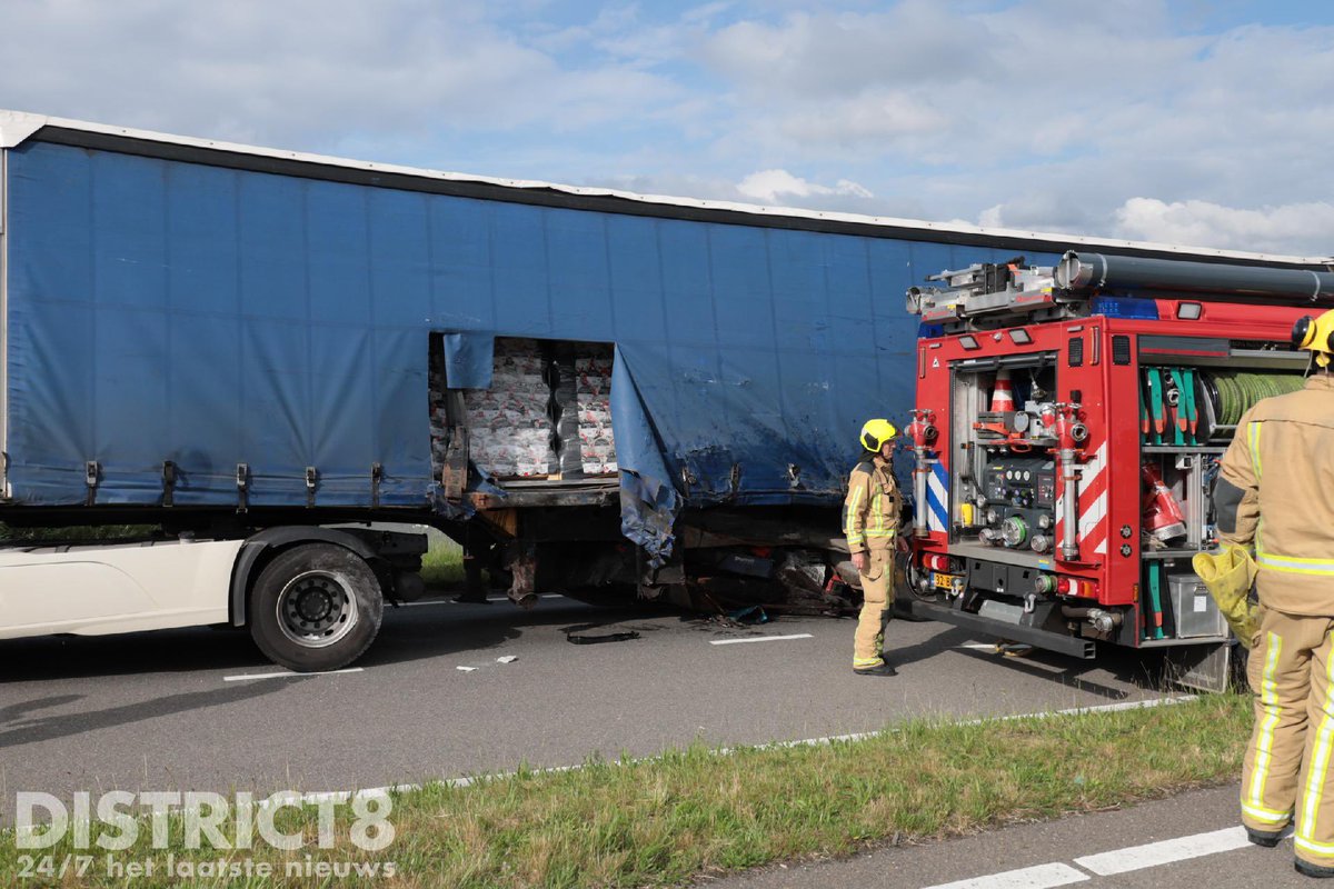 RedactieD8's tweet photo. Ongeval tussen twee vrachtwagens op de #Hoeksebaan #N223 bij #Maasdijk. De hulpdiensten hebben opgeschaald naar ‘Middel Hulpverlening’ en zijn ter plaatse aanwezig. Zover bekend wordt er één persoon in de ambulance gecontroleerd. De weg is volledig dicht. https://t.co/QocOEA9pXn