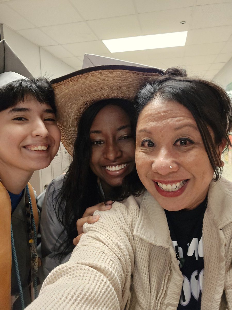 Former @TravisMSBobcats made an appearance today for a senior walkthrough as they say their goodbye to @IrvingISD These sweet kids are the first graduating class of seniors from @SingleyECHS who earned #dualcredit thanks to an exciting partnership with @northlake_dc