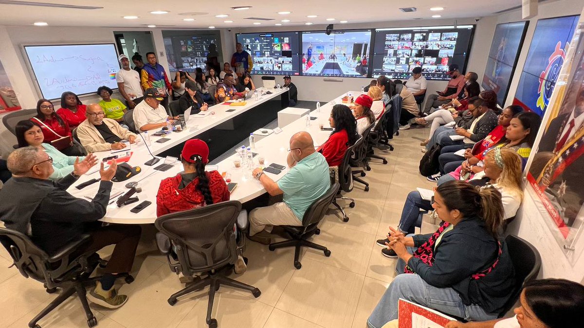vicempreminppal's tweet photo. Hoy #22May el Ministro de @MinAlimenVen @LealTelleria preside la II fase de formación y concientización de los #Clap. Líderes, madres cocineras de la Patria, entes adscritos al #Minppal y viceministros presentes en la sala situacional C4 🌽🇻🇪✊🏽.
#PuebloMaduroPaLasQueSea https://t.co/igtIP2oJPX