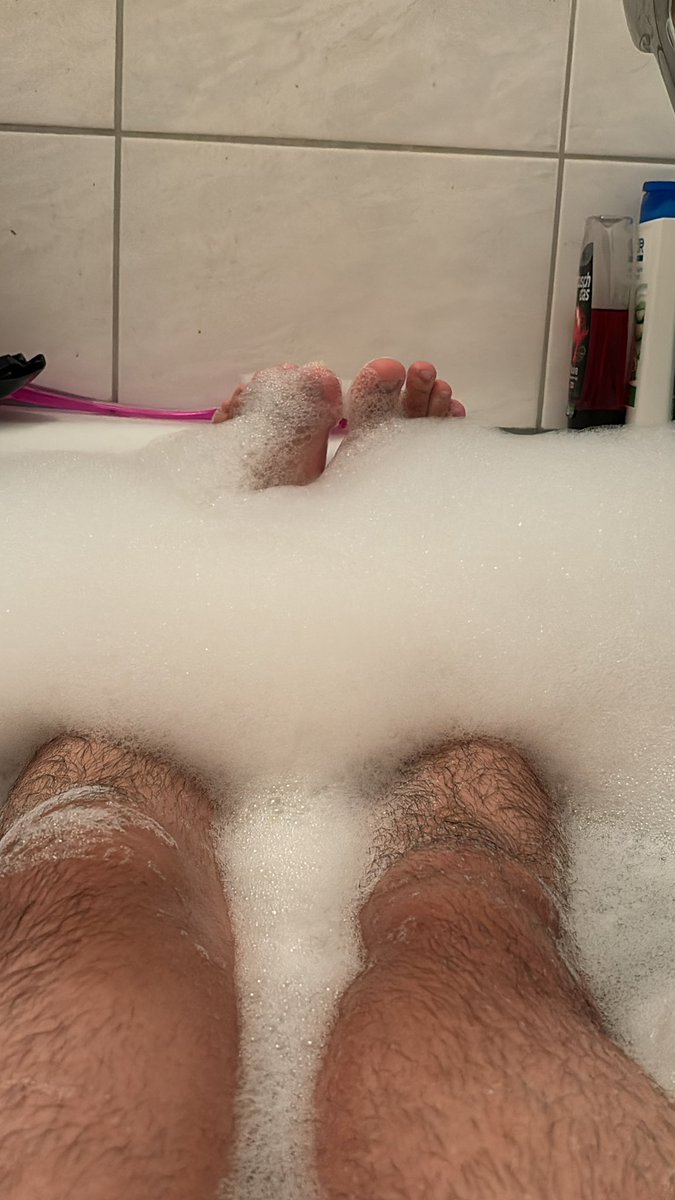 Wenn ich derzeit in der Badewanne liege, dürft ihr nutzlosen Sklaven gerne beim Baden zuschauen und abdrücken 😈😈🥵