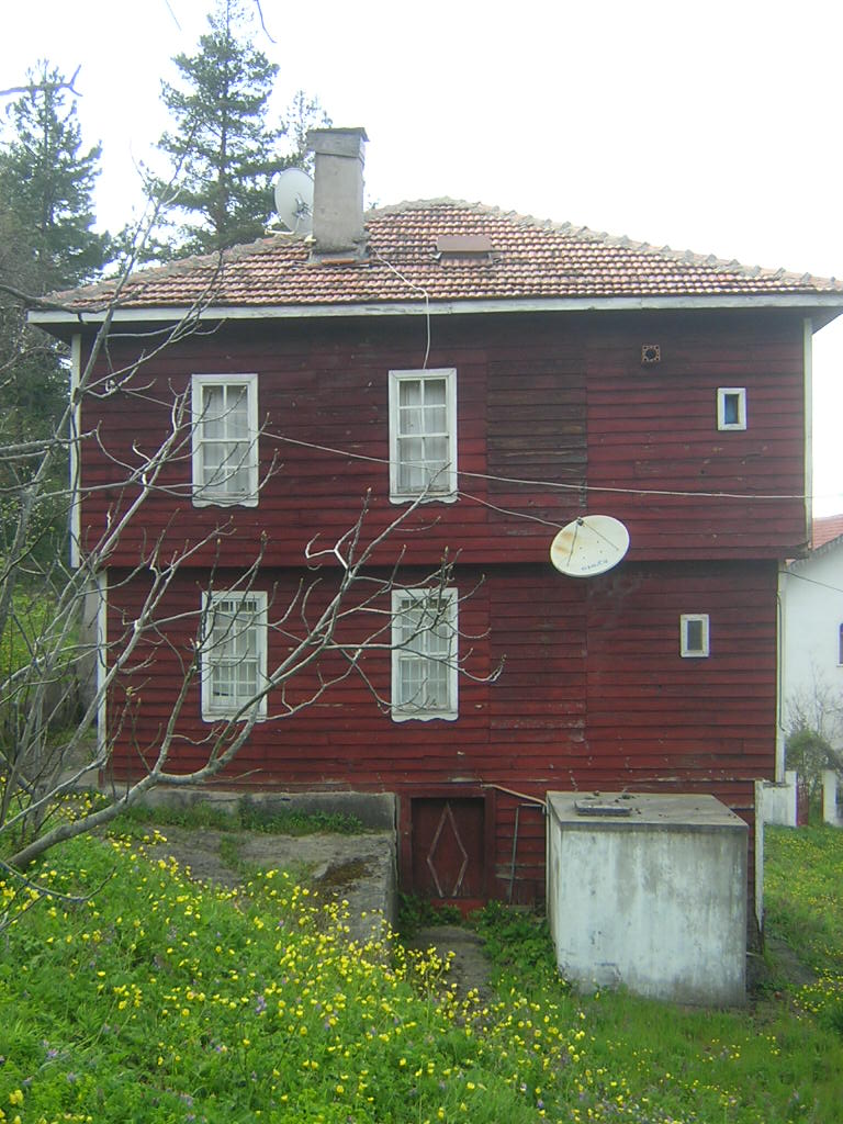 binler's tweet image. karadeniz'de #çantı ya da #çandı tekniği dışında evler daha çok ahşap konstrüksiyon, üzeri ahşap (bol olduğu için) kaplama yapılıyor. üzerini boyayan, sadece vernik ve cilalayanlar da olabiliyor. #çantı tekniğinde daha çok cami, müştemilat ve depo gibi yerler yapılıyor.
#bozkurt