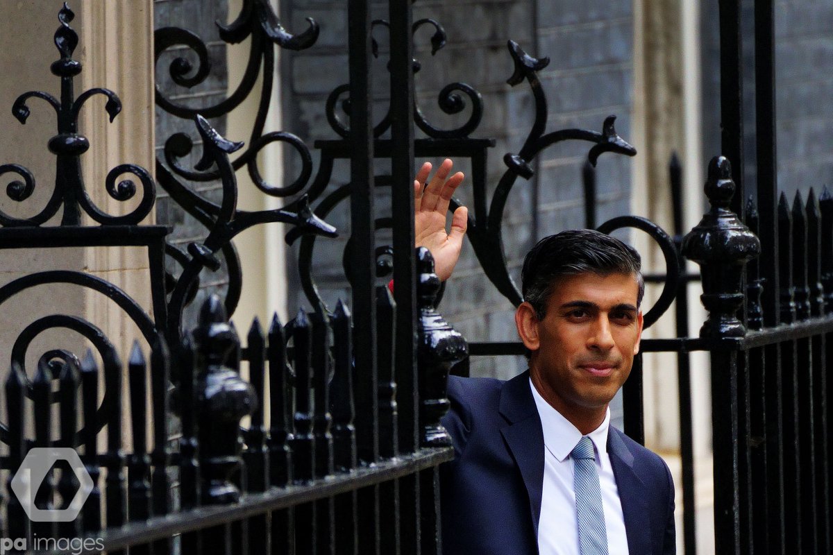 #Breaking Prime Minister Rishi Sunak has vowed he has “never and will never leave the people of this country to face the darkest of days alone” as he began a statement in Downing Street in which he is expected to trigger a July election

📸: <a href="/VictoriaJonesPA/">Victoria Jones</a>