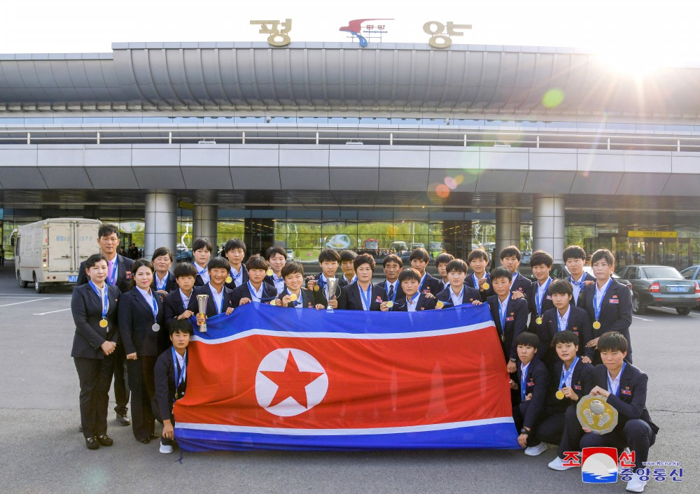 Yesterday the DPRK team to the AFC U-17 Women's Asian Cup returned to Pyongyang as proud victors, taking first place and scoring 24 goals without letting a rival score even once. Now qualified for the 2024 FIFA U-17 Women's World Cup, the team received a very warm welcome home 💐