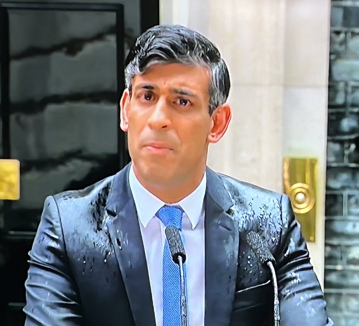 *Cue hello darkness my old friend*

That suit ☔️🤣