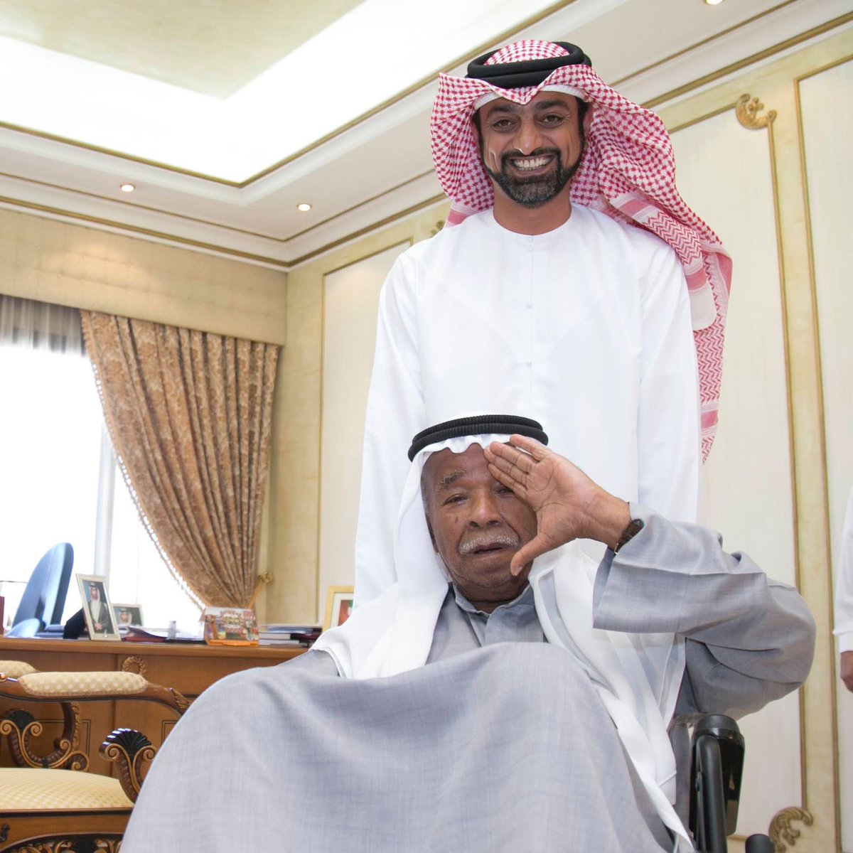رحل فاكهة الشعر الإماراتي وأبرز شعراء الشعر الشعبي واحد الشعراء المخضرمين ، صاحب الأسلوب الخاص والتفرّد الشعري.. غاب صانع البهجة بعد رحلة جميلة شكّلت وجداننا وعمّقت احاسيسنا تاركًا إرثًا ثريًا من الإبداع. رحم الله الشاعر ربيّع بن ياقوت، وخالص العزاء والمواساة لأهله وذويه ومحبيه
