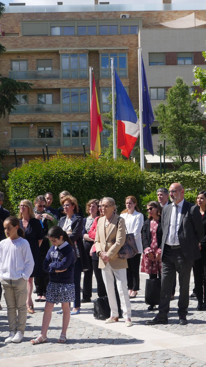 El Embajador participó en la ceremonia para la colocación de la primera piedra de la mediateca del <a href="/LFM_MADRID/">Lycée Français de Madrid</a>, junto con Claudia <a href="/SchererEffosse/">C. Scherer-Effosse</a>, directora general de la <a href="/aefeinfo/">AEFE</a>.