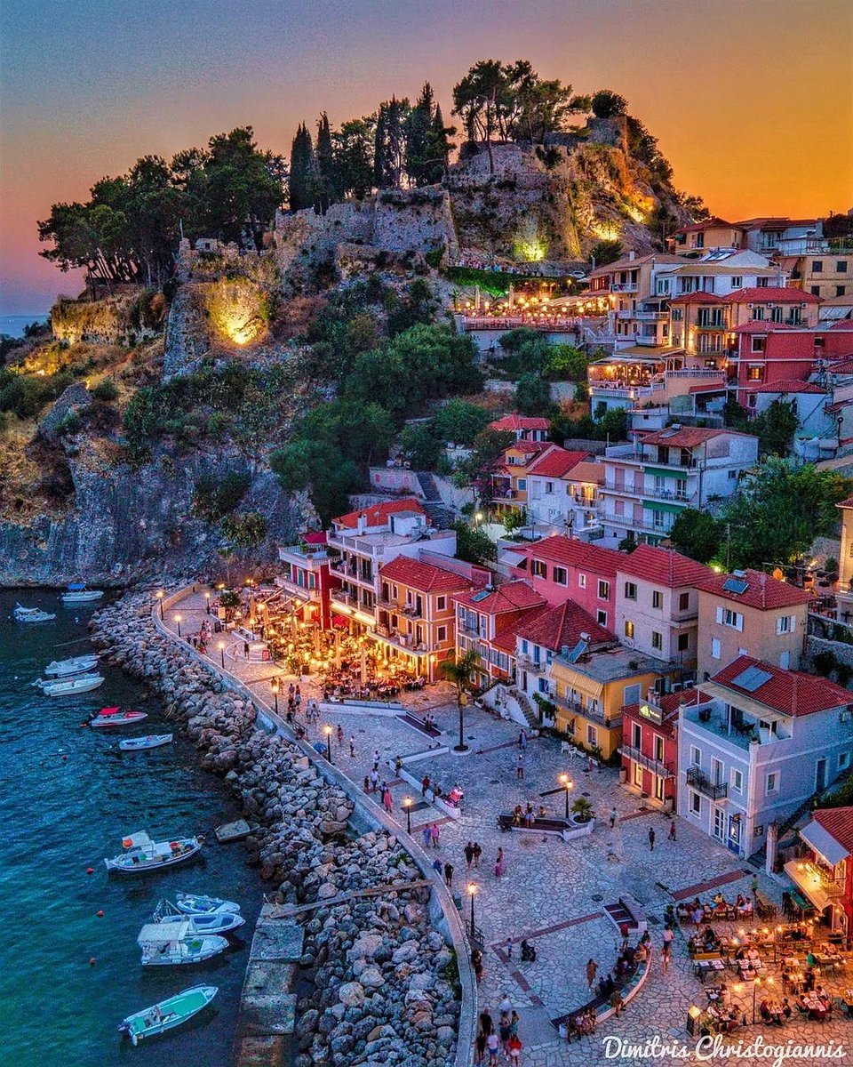 Summer holiday booked <a href="/JimHarro/">James</a> 🇬🇷 
#getmeonthatplane