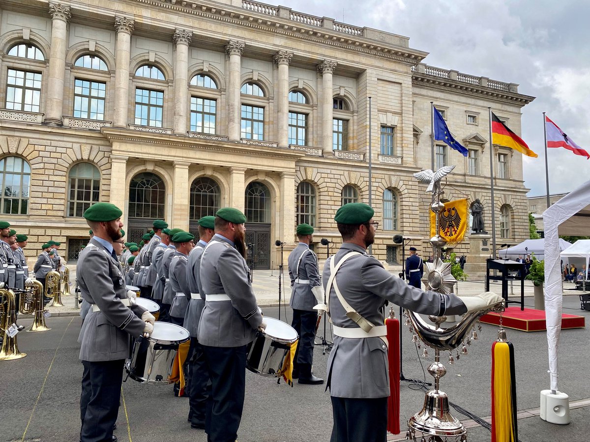 Heute findet, erstmals vor dem Abgeordnetenhaus von Berlin, die Vereidigung von jungen Rekruten der Bundeswehr statt. Diese Vereidigung mitten in der Stadt und vor dem Landesparlament ist ein wichtiges Zeichen dafür, dass die Bundeswehr eine Armee aus der Mitte unserer