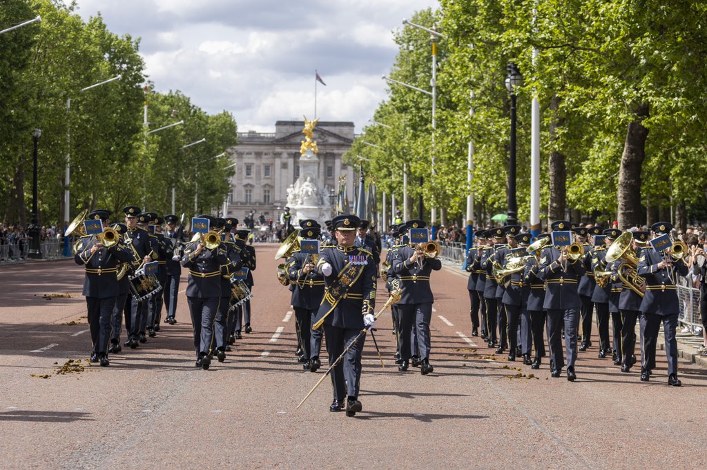 RAFMusic's tweet image. Amazing shots 📸 from the #ChangingOfTheGuard ceremony held at #BuckinghamPalace, #London alongside @kingscolour_sqn. 

#RAFMusic 🎺✈️🥁

#RAFRecruitment #NoOrdinaryJob #RoyalAirForce #NoOrdinaryGig #RAF