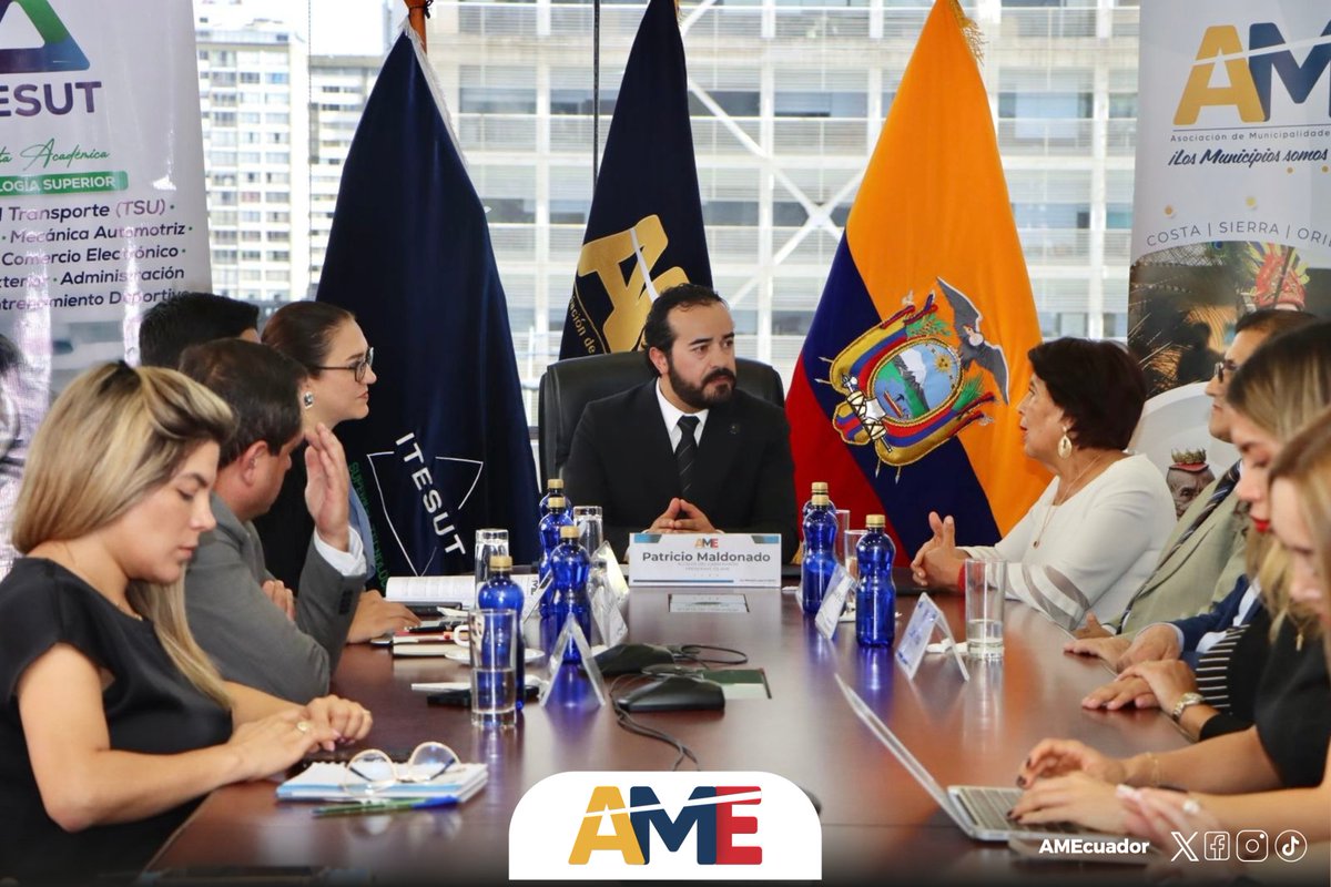 AMEcuador's tweet photo. El presidente de #AME, @patricio_maldo, y Cecilia Flores, rectora del #ITESUT, firman un convenio para facilitar el acceso a becas de funcionarios municipales:
🟡Programas de especialización
🔵Cursos de conducción profesional
🔴Formación de Agentes de Tránsito
#AME es gestión https://t.co/e5hG7VP1Tx
