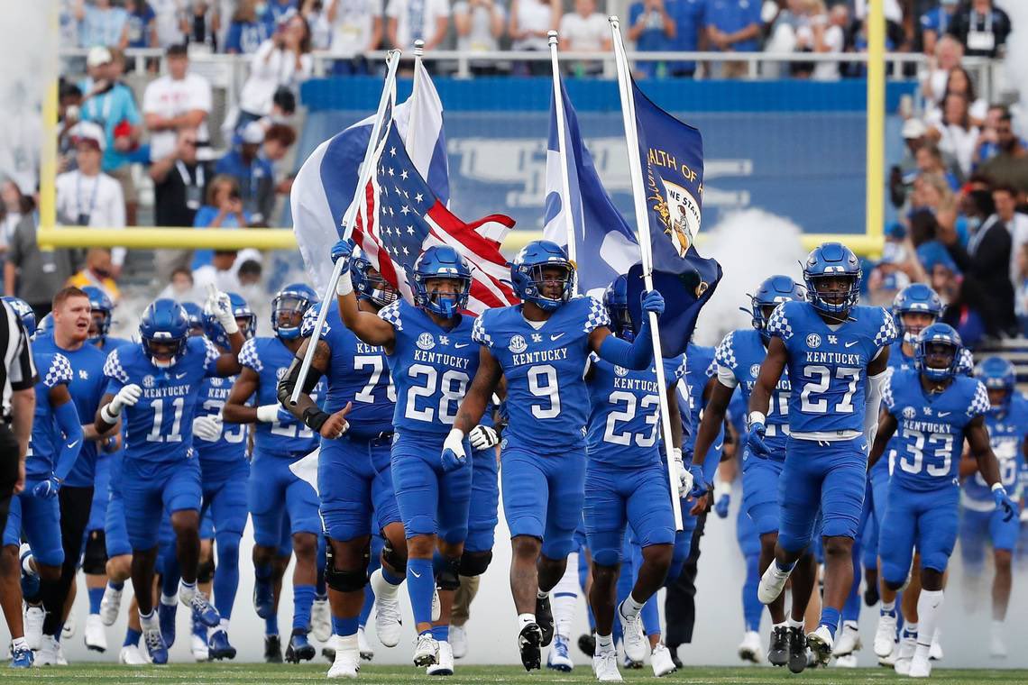 #AGTG Beyond blessed to receive an offer from The University of Kentucky 🔵⚪️ @D_shorts6 @hbgcougarcoach @EdOBrienCFB @ChadSimmons_ @RivalsFriedman @adamgorney @SWiltfong_ @PaFootballNews