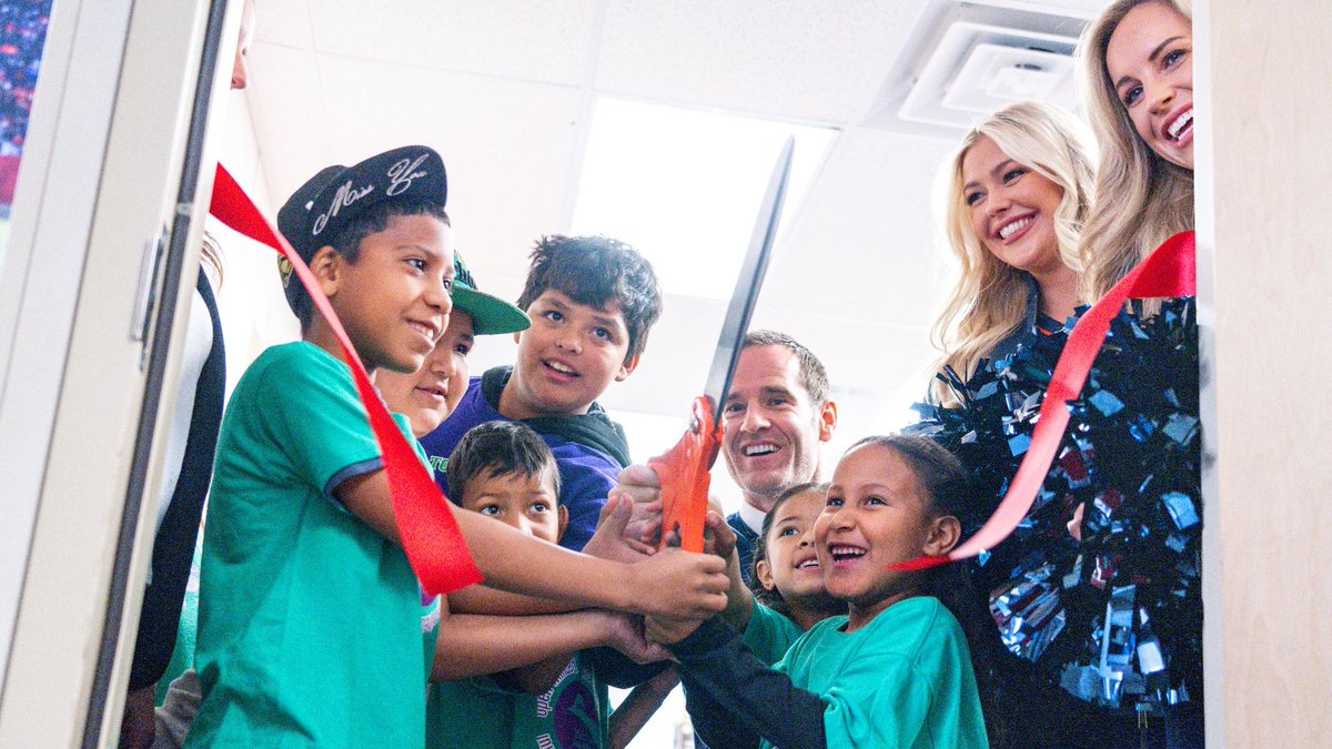 BroncosOffField's tweet photo. The Denver Broncos Foundation partnered with @apreciouschild to open a new Satellite Resource Center at Kenton Elementary School, aiming to remove barriers to access basic needs and support a student's ability to attend school and perform their best in and out of the classroom. https://t.co/QSEhyg6NCb