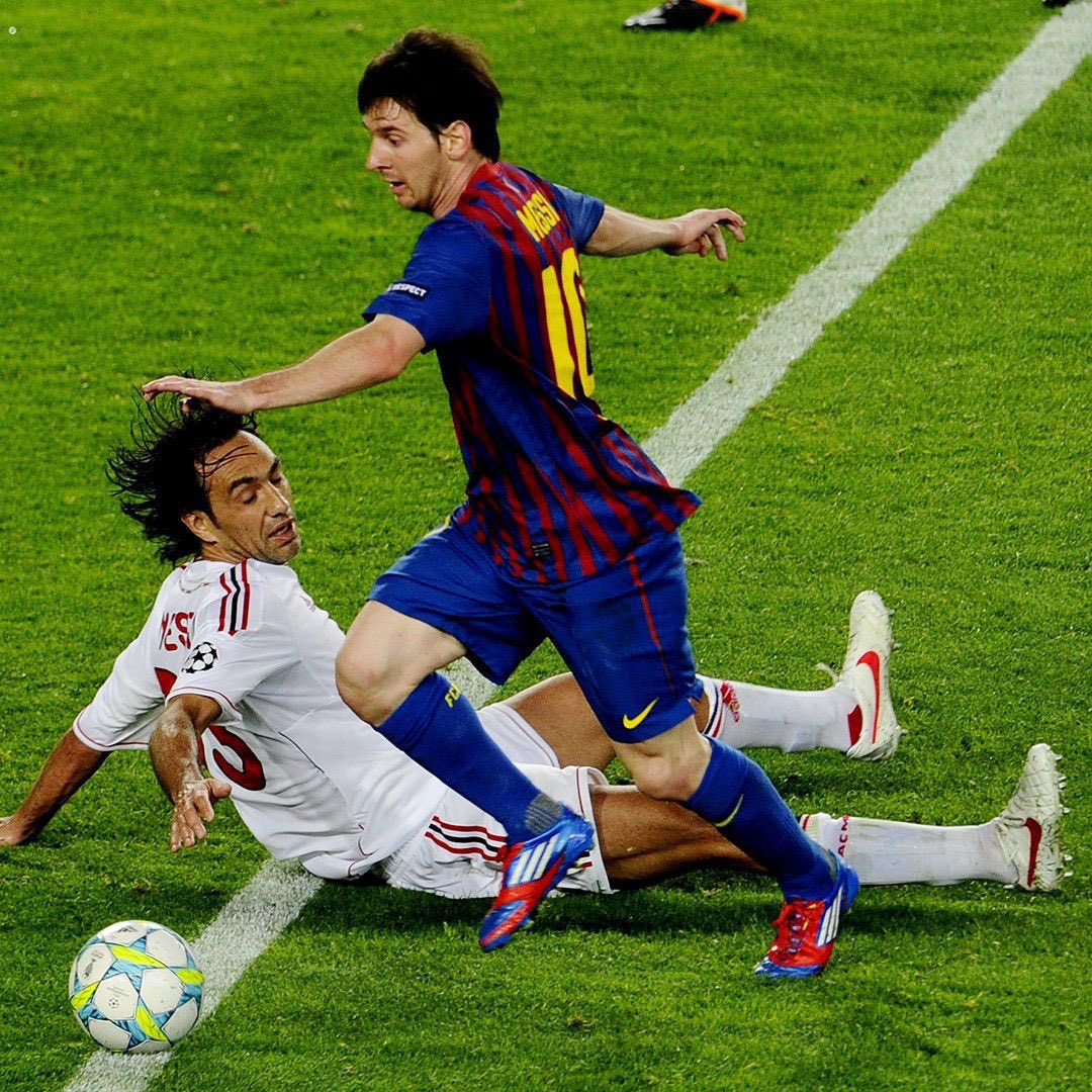 Leo Messi 𝐡𝐮𝐦𝐢𝐥𝐥𝐚𝐧𝐝𝐨 a los mejores jugadores del mundo. 🐐

Abro hilo masivo 🧵👇🏽