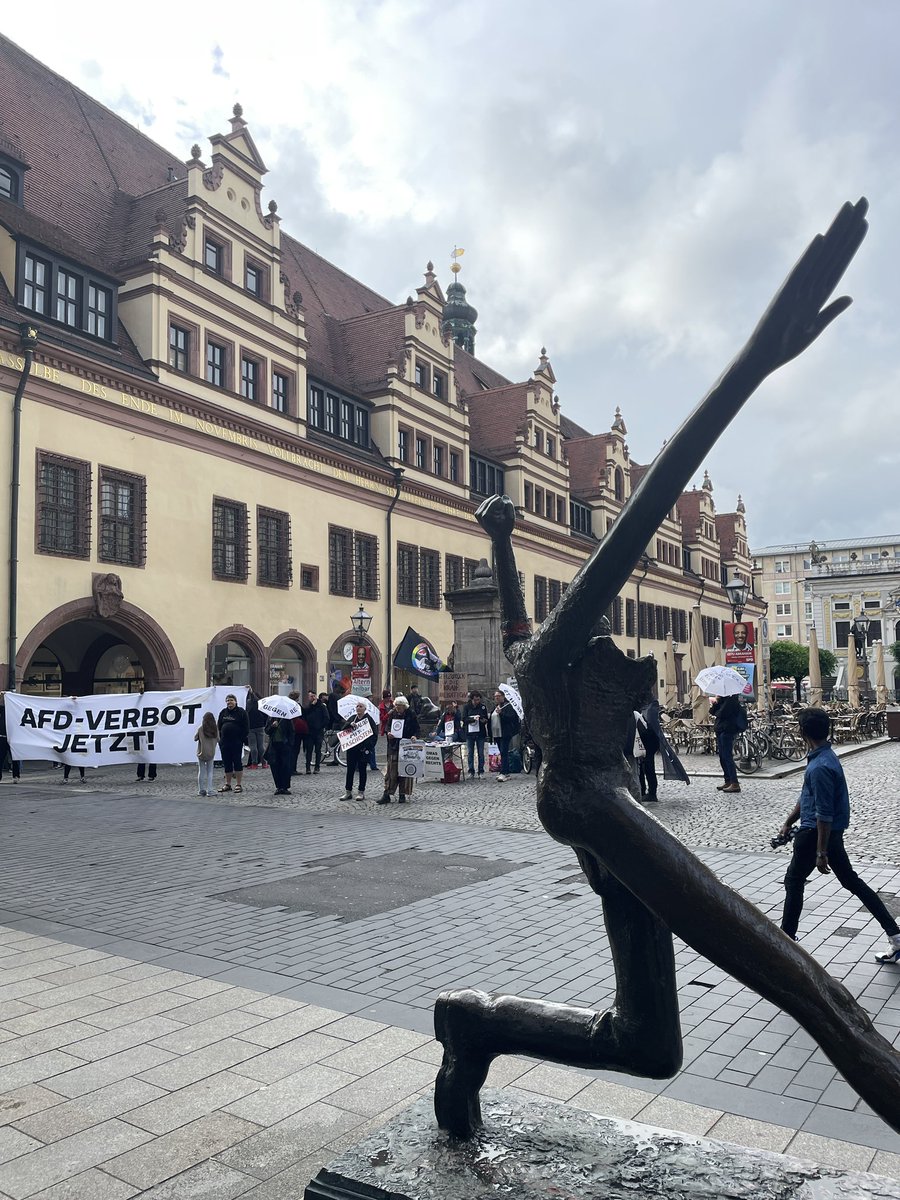 Vor Podium zur #Europawahl mit Spitzenkandidierenden in #Leipzig demonstrieren viele für ein AfD-Verbot. Ein Symbol: Max Krah wurde nach seinen revanchistischen SS-Äußerungen ausgeladen. Folgt der Diskussion live bei YouTube & @mephisto976 #Europawahl2024 #NoAfD #EUWahl #EU24