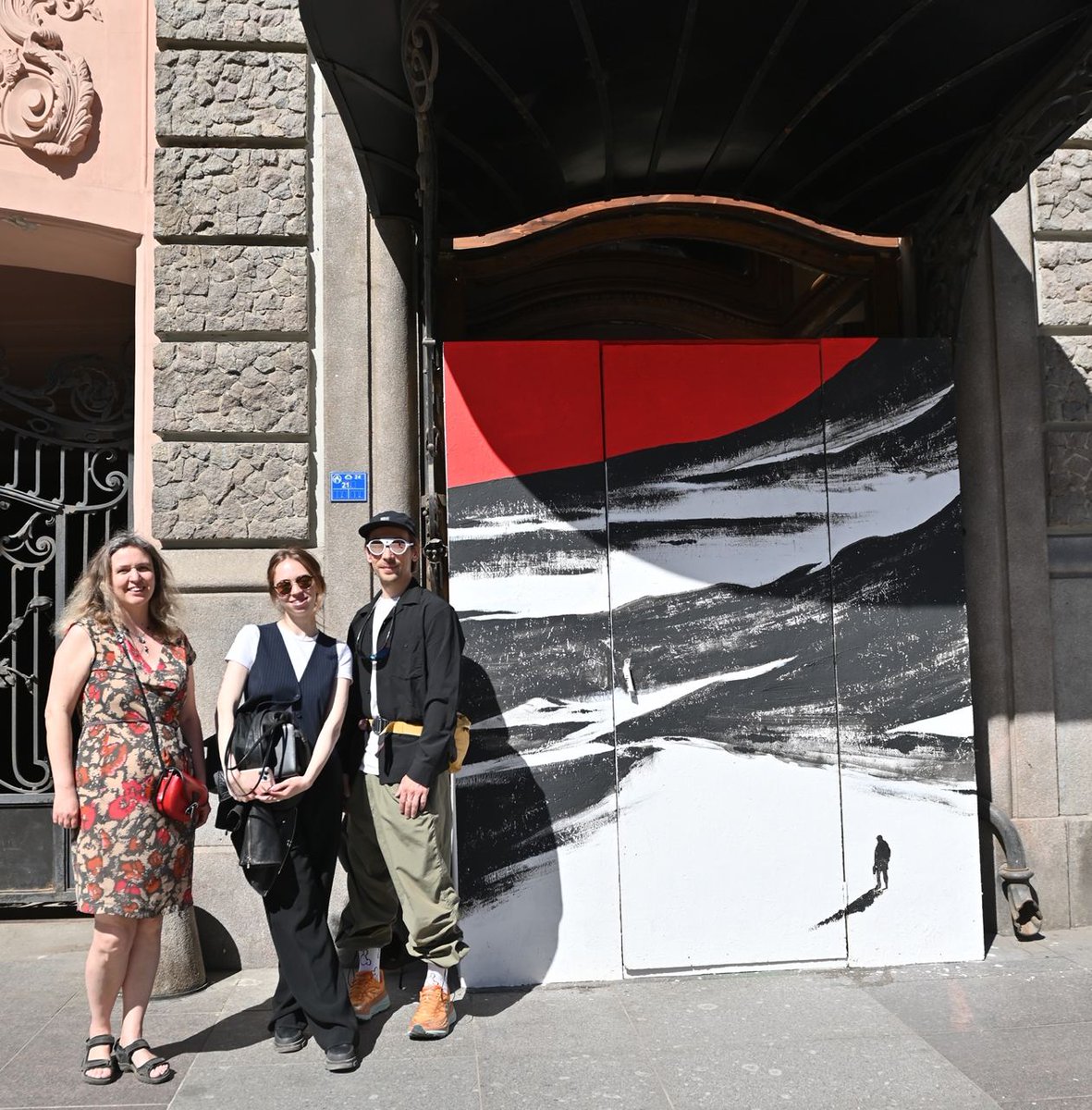 Рассказываем о художнике Илье Робе, одном из финалистов нашего опен-колла!

И показываем новую работу на доме Бака.

Работа «Край земли», украсившая скучный строительный короб посвящена экспедиции по Дальнему Востоку.  Художник очень много путешествует… t2p.pw/m4Vv9oOQQM