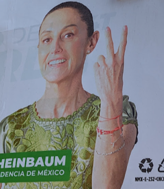 chuz2k's tweet image. Claudia haciendo la señal de #dosdedos 

#twofinger