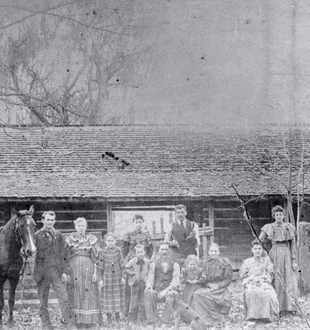 Family in front of their log house 1880's. 🫡 ' I love that the horse is part of the family. ' 💞