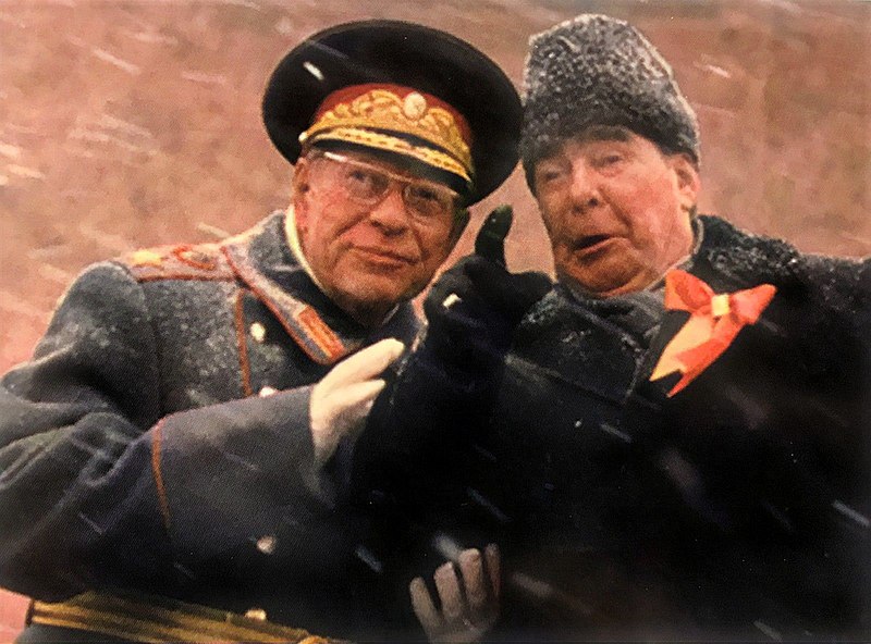 La nomination de Belooussov peut être comparée à celle de Dmitri Oustinov au poste de ministre de la Défense de l’URSS en 1976. Lorsque la politique de détente de Brejnev a pris fin, le civil Oustinov a succédé à une série de maréchaux ayant fait la guerre 1/4