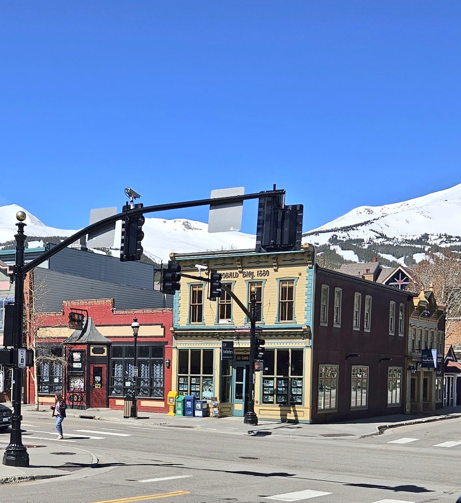 Spring on #ski & #snowboard nation! #ApresLIVE #Breckenridge #Colorado #Breck #brecklife #breckenridgecolorado #mainstreet #mountaintown #downtown #skitown #snow #mountains #wanderlust #travel #travelguide #springtravel #travelphotography #visitcolorado #colorfulcolorado #cowx