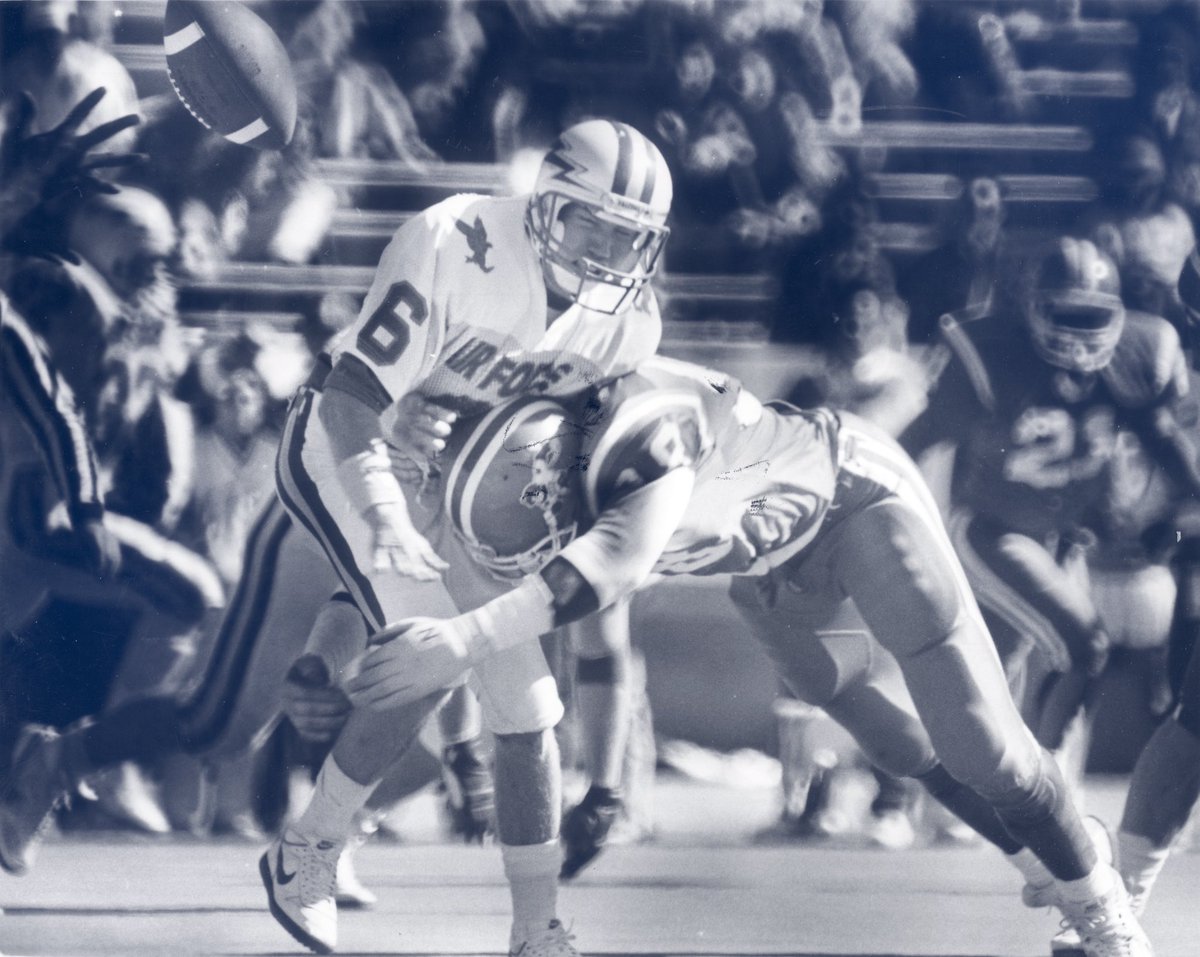 Congratulations to 3x Super Bowl winner Tony Tobert who will be honored into the @UTEPAthletics Hall of Fame‼️ ⛏️Tony played DE for 2 years. Was 2nd team All-WAC in ‘87 & 1st team in ‘88. During ‘88, tallied 101 tackles & 11 sacks in leading UTEP to its only 10-win season 🏈