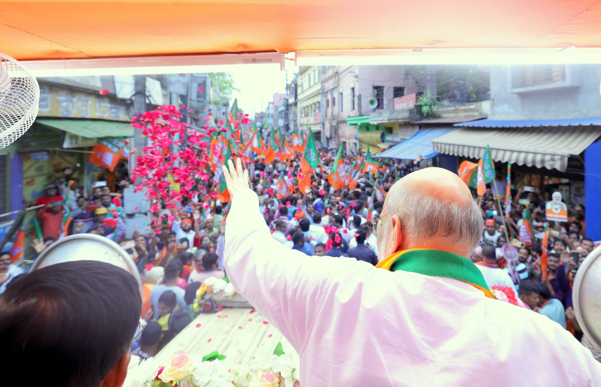AmitShah's tweet photo. तुष्टीकरण के नशे में डूबी ममता दीदी को पश्चिम बंगाल ने सबक सिखाने का निश्चय कर लिया है। बांकुरा रोड-शो में जनता के जोश और उत्साह से स्पष्ट है कि 'फिर एक बार, मोदी सरकार' में बंगाल के 30 कमल तय हैं। https://t.co/kfPexzGoYf