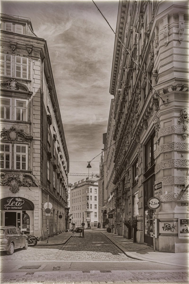 #Wien #blackandwhitephotography #Monochrome #bandw #bw #photographycommunity Narrow streets of old Vienna. Schwertgasse (lit. 'Sword Lane') is named after a house called 'The Seven Swords'. I hope that you have a nice day. Good night from Vienna 🇦🇹, see you tomorrow! 😊🌹🙋🏼‍♂️