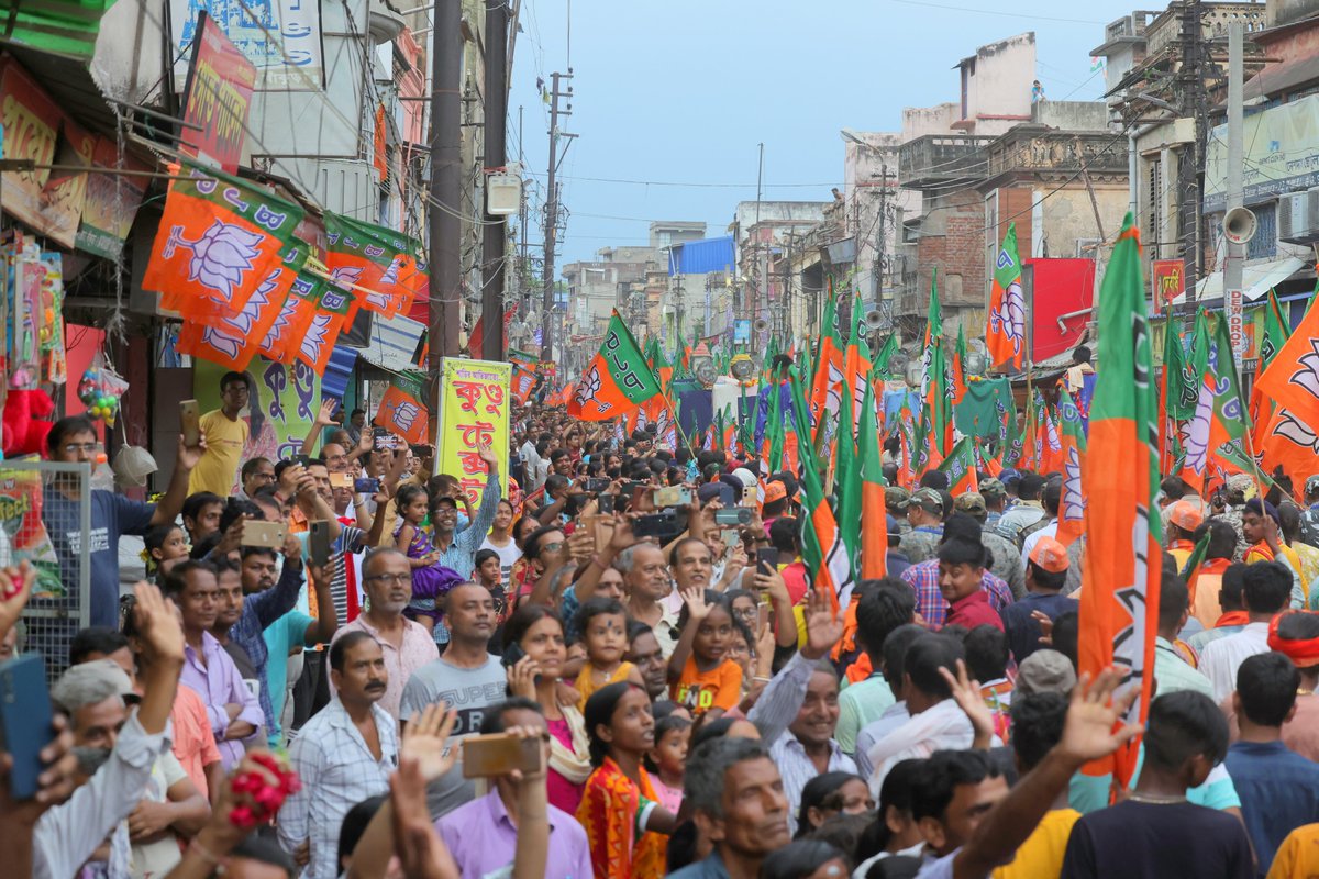 AmitShah's tweet photo. तुष्टीकरण के नशे में डूबी ममता दीदी को पश्चिम बंगाल ने सबक सिखाने का निश्चय कर लिया है। बांकुरा रोड-शो में जनता के जोश और उत्साह से स्पष्ट है कि 'फिर एक बार, मोदी सरकार' में बंगाल के 30 कमल तय हैं। https://t.co/kfPexzGoYf