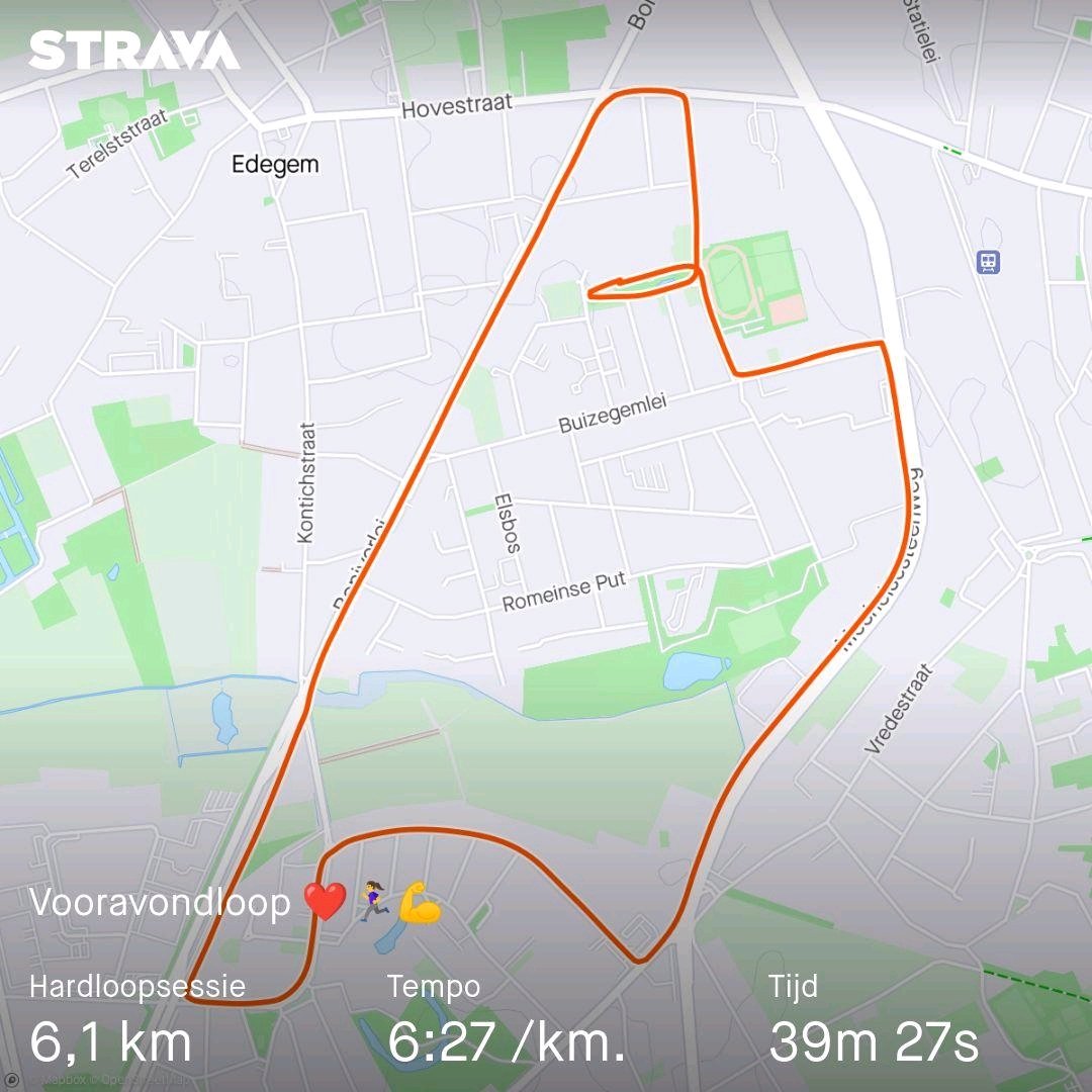 Vandaag en dat met wat zware benen.🌤😊 Geen intervaltraining op de piste omdat het ergens in een park is en het te laat wordt dan voor mij omdat ik morgenvroeg moet gaan werken. @loopmaatjes @hardloopvriend #hardlopen #lovehardlopen #running #loverunning #sportenmeteenbeperking