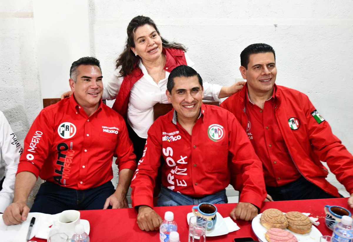 ¡Llegamos a Zacatecas! Estamos en casa de la Maestra Emilia Chávez, reunidos con nuestras seccionales, mujeres priistas de lucha, que trabajan siempre por las familias de sus colonias. ¡Será un gran día con el priismo! #VotaPRI