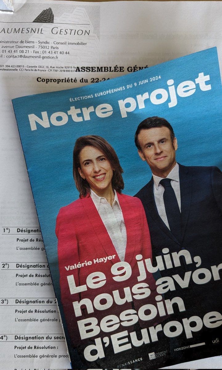 Prêt à présider l'assemblée de copropriété 🥇 J'ai glissé quelques tracts sur les tables pour parler de notre candidate exceptionnelle 😉 #besoindeurope