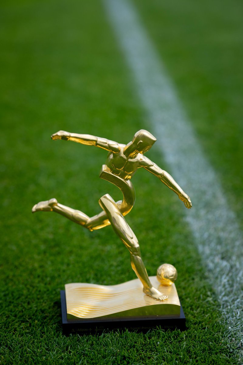 CR7Brasil's tweet photo. O troféu que será entregue ao artilheiro da Eurocopa. 👀 https://t.co/C9KxpmCYtd