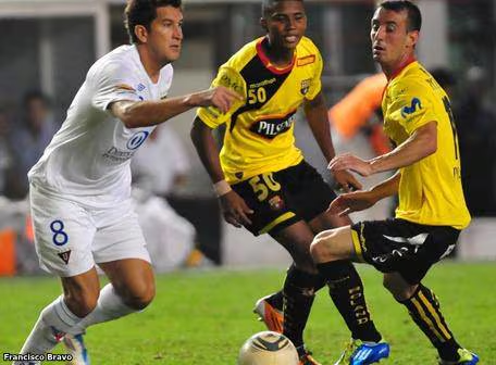 xaviersegovia32's tweet photo. Barcelona SC y Liga de Quito se enfrentan esta noche en Guayaquil en un partido que podría definir el futuro de ambos en la primera etapa de LigaPro ⚽️🇪🇨.

En este hilo repasamos varios de los encuentros disputados entre estos elencos un día miércoles. ¡Dale RT!