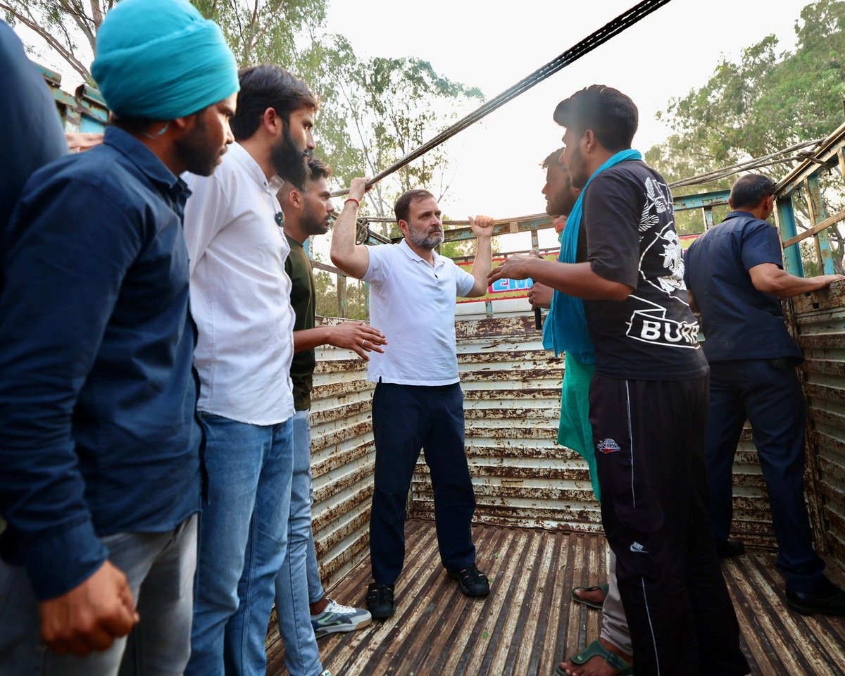 IYC's tweet photo. मोदी जी का टेम्पो अन्याय वाला 

   कांग्रेस का टेम्पो न्याय वाला 

                🚚🚚 https://t.co/4AGygCzUv2